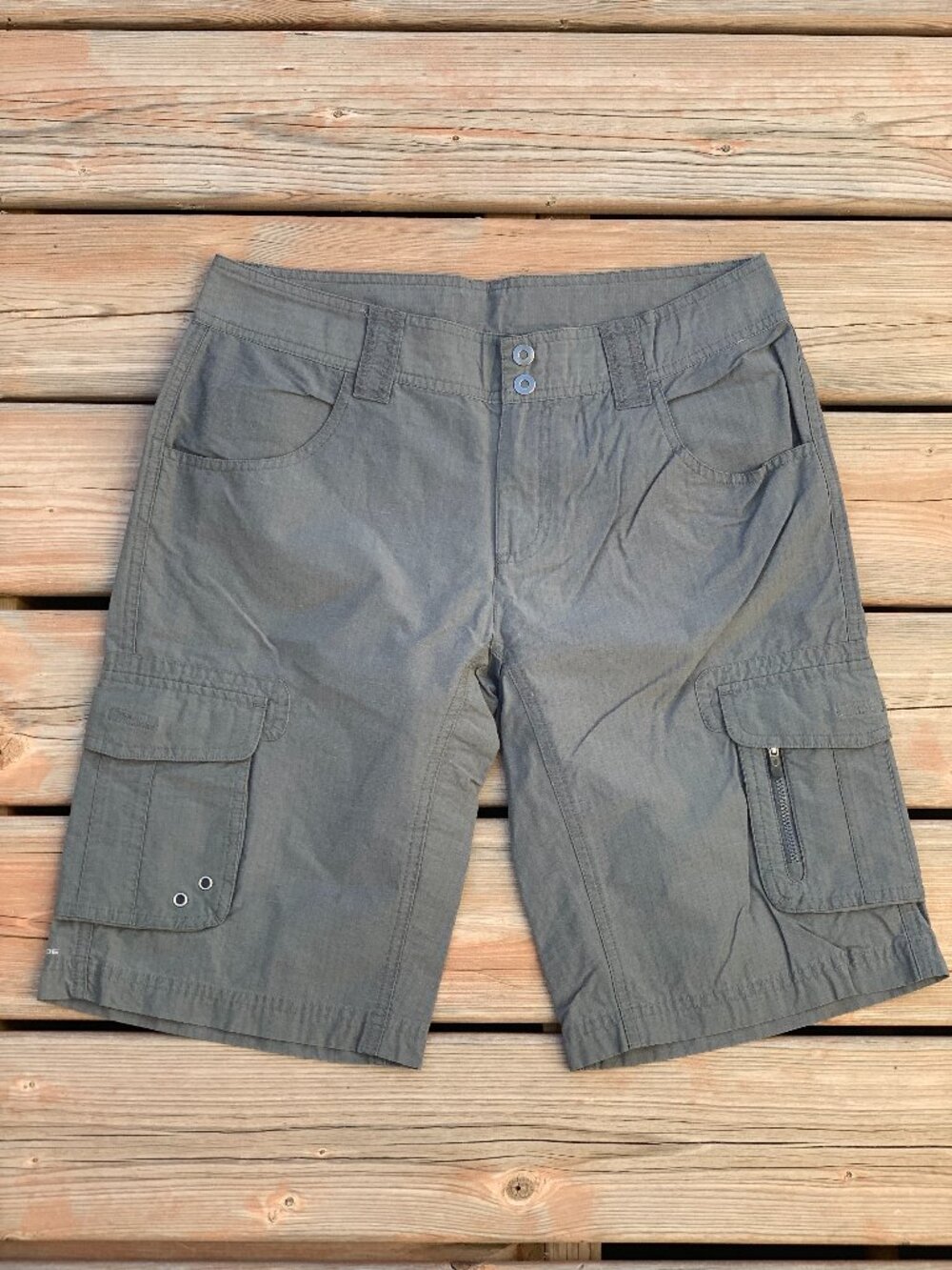 Columbia Bermuda Cargo Shorts Women 10 Gray Nylon Hiking Outdoor Travel Gorpcore